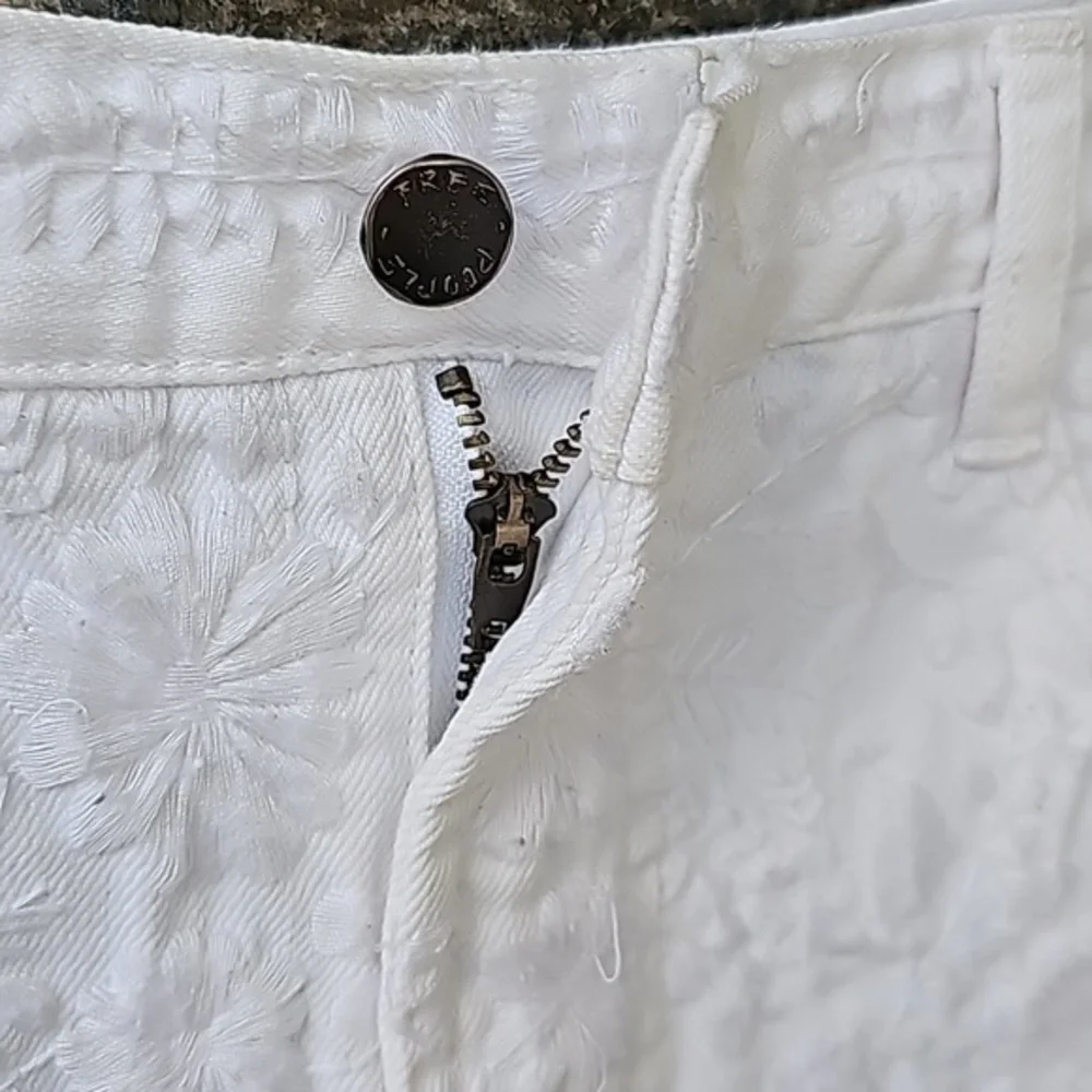 Free People High Waist Embroidered Floral Cut Off Short in White Waist Size 27